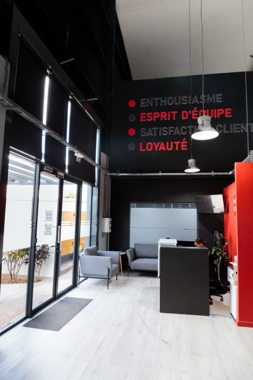 Intérieur d'un centre de contact avec canapés, réception et slogans inspirants.