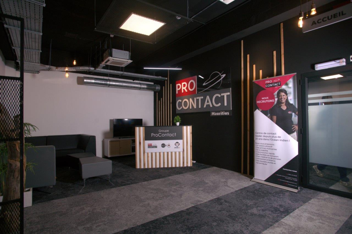Salle d'accueil moderne avec logo ProContact et panneau d'information.