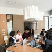 assistance-humaine-utilisation-ia-formation-procontact.jpg Équipe ProContact accompagnant l'adoption et l'usage quotidien d'outils IA en entreprise