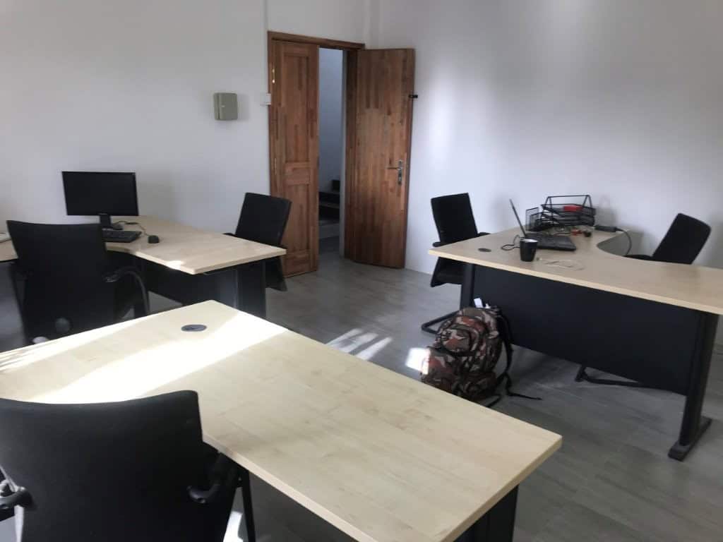 Espace de bureau avec tables, chaises et équipements de téléphonie.