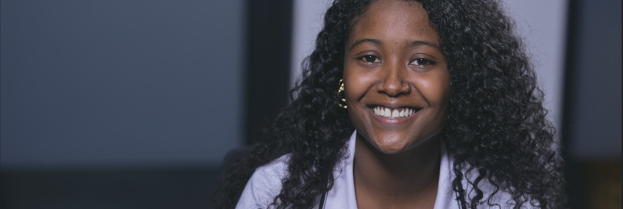 Portrait souriant d'une collaboratrice ProContact, ambiance conviviale et accueillante