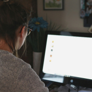 controle-qualite-reponses-ia-verification-procontact.jpg Contrôleur qualité ProContact vérifiant une réponse générée par IA avant envoi au client