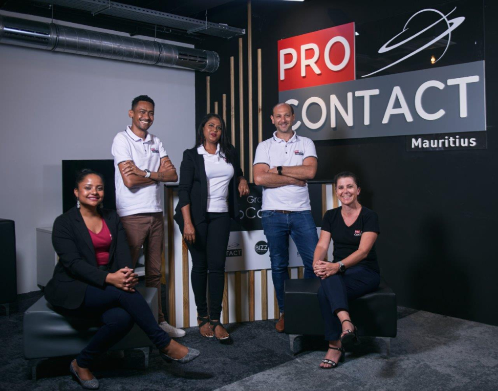 Groupe de professionnels dans un centre de contact à Maurice.