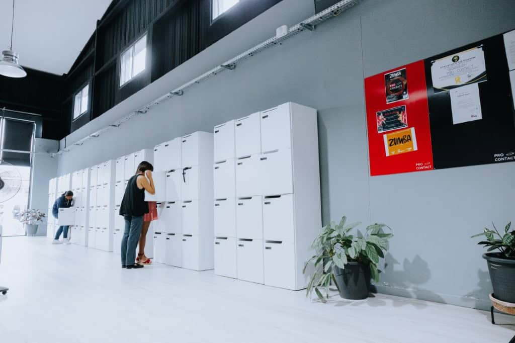 Personnes utilisant des casiers dans un centre de contact moderne.