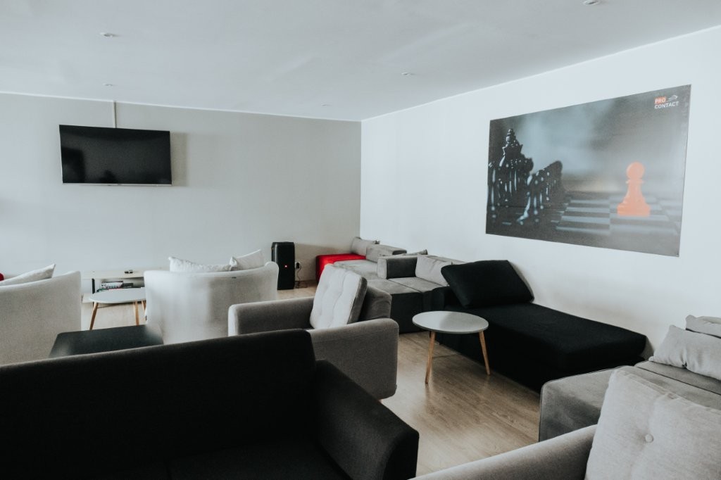 Salon confortable avec canapés et télévision dans un centre d'appel.