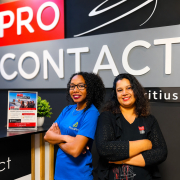 Hansa (ProContact) et Anielle (MaidPro) devant l'enseigne ProContact à Floréal, Île Maurice
