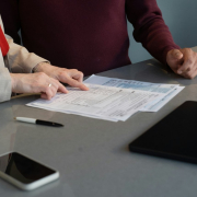 Responsable ProContact validant une décision générée par IA avant application