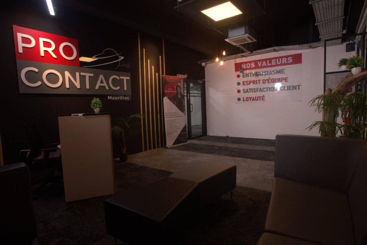 Espace d'accueil moderne avec logo ProContact et tableau des valeurs.