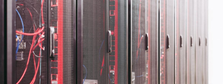 Salle de serveurs sécurisée hébergeant l'infrastructure d'un centre de contact BPO