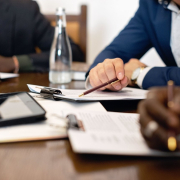 Commercial en réunion comparant deux stratégies de prospection B2B