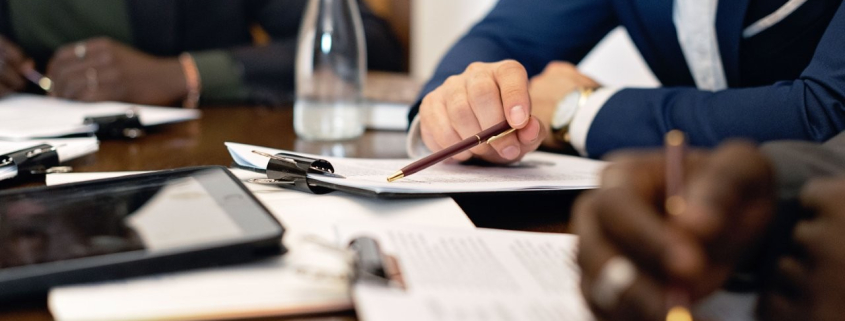 Commercial en réunion comparant deux stratégies de prospection B2B