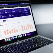 Qualification des leads IA chez ProContact Commercial ProContact validant la qualification des leads issus d'un score IA