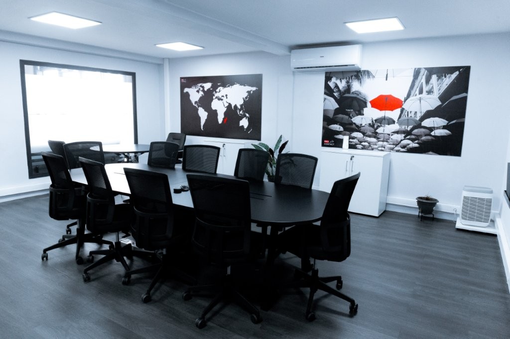 Salle de réunion ProContact à Madagascar, décoration moderne et carte du monde