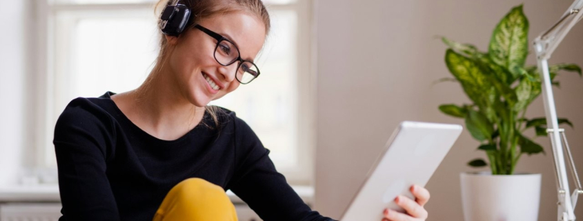 Téléprospecteur suivant un script structuré pendant un appel B2B