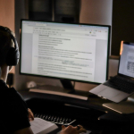 Agent de support client SaaS répondant à un ticket pour réduire le churn