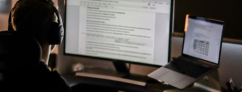 Agent de support client SaaS répondant à un ticket pour réduire le churn
