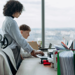 Équipe back-office traitant des données clients de manière sécurisée et conforme RGPD
