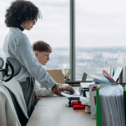 Traitement de données externalisé conforme RGPD ProContact Équipe back-office traitant des données clients de manière sécurisée et conforme RGPD