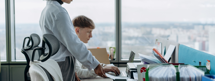 Équipe back-office traitant des données clients de manière sécurisée et conforme RGPD