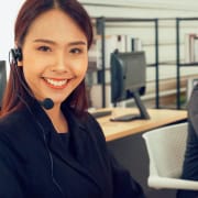 Conseiller au casque déroulant une accroche téléphonique B2B en centre de contact