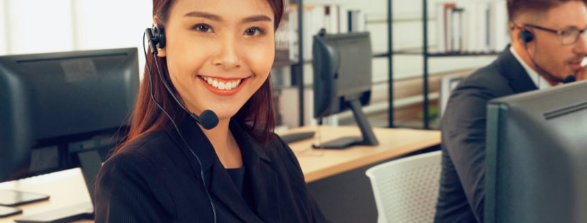 Conseiller au casque déroulant une accroche téléphonique B2B en centre de contact