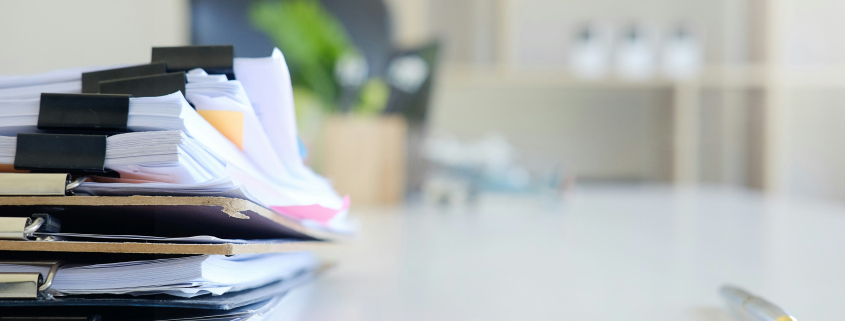 Gestionnaire traitant un dossier d’assurance sur ordinateur