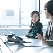Collaboratrice traitant des réclamations écrites en back-office