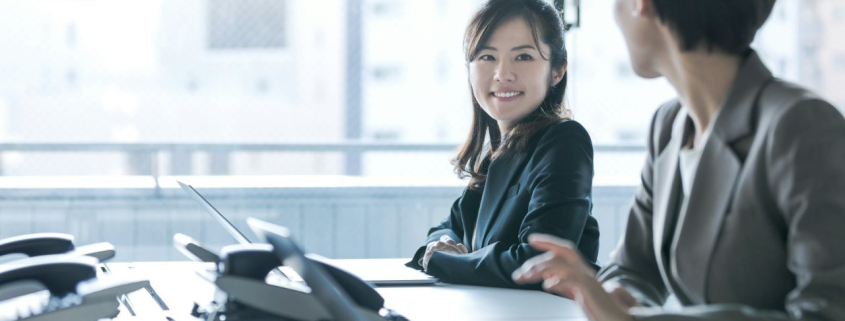 Collaboratrice traitant des réclamations écrites en back-office