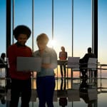 Équipe back-office SAV traitant dossiers, pièces et échanges clients