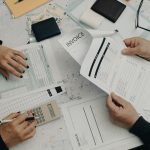 Équipe de direction examinant un business case d’externalisation