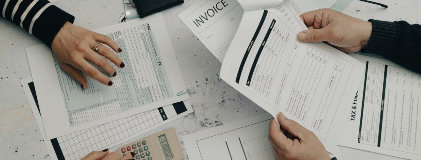 Équipe de direction examinant un business case d’externalisation