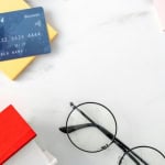Équipe traitant une externalisation bancaire avec procédures de conformité