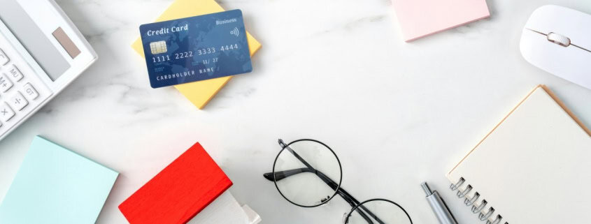 Équipe traitant une externalisation bancaire avec procédures de conformité