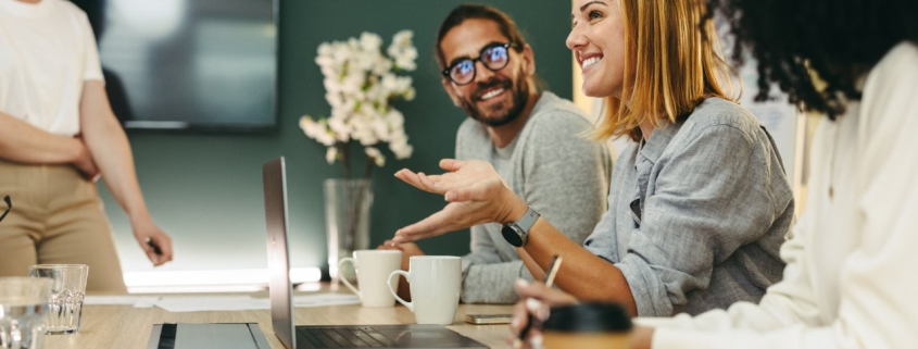 Dirigeants comparant les modèles d'externalisation partielle vs totale en réunion