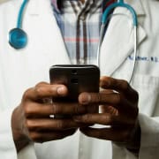 Conseiller protégeant les données lors d’une interaction de santé