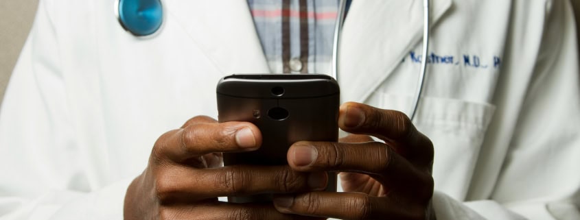 Conseiller protégeant les données lors d’une interaction de santé