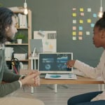 Équipe analysant les KPI e-mail d’un service client externalisé