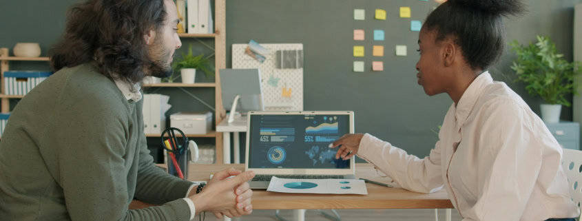 Équipe analysant les KPI e-mail d’un service client externalisé