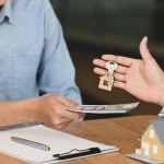 Conseiller assurant une permanence téléphonique immobilière