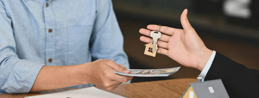 Conseiller assurant une permanence téléphonique immobilière