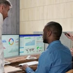 Superviseur suivant le SLA de traitement des e-mails sur un tableau de bord