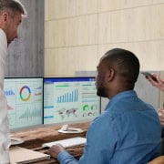 Superviseur suivant le SLA de traitement des e-mails sur un tableau de bord