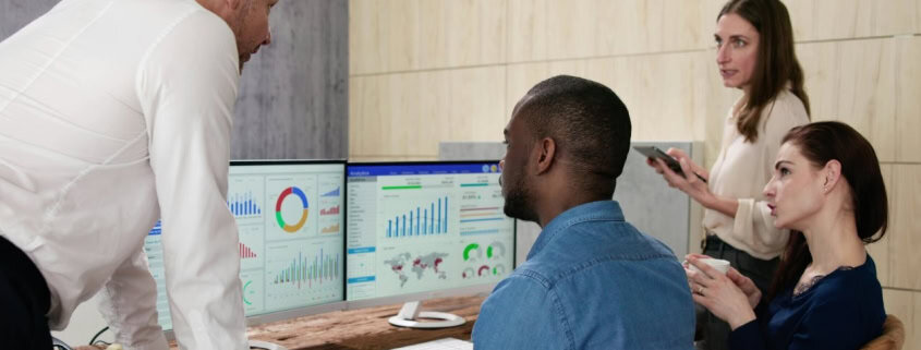 Superviseur suivant le SLA de traitement des e-mails sur un tableau de bord
