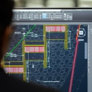 Technicien support niveau 2 et 3 analysant un incident assisté par l’IA Technicien de support technique niveau 2 et 3 analysant un incident détecté par un outil d'intelligence artificielle