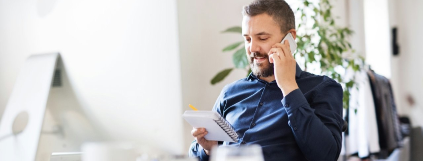 Commercial réalisant une campagne de téléprospection B2B en France