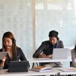Équipe d’une société de téléprospection B2B supervisant les appels commerciaux