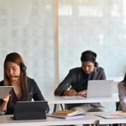 Société de téléprospection B2B et supervision commerciale Équipe d’une société de téléprospection B2B supervisant les appels commerciaux