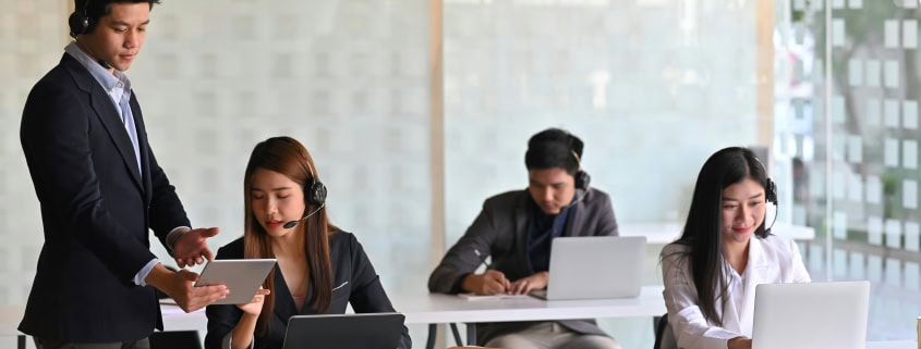 Équipe d’une société de téléprospection B2B supervisant les appels commerciaux