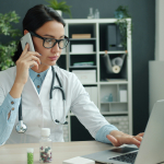 Gestionnaire traitant des dossiers de mutuelle santé