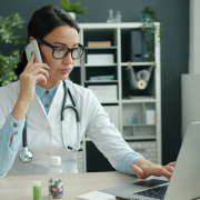 Gestionnaire traitant des dossiers de mutuelle santé